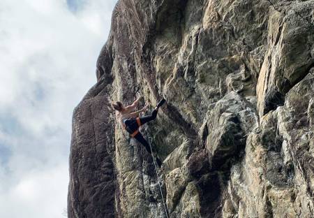 Prosjekterer: Ingrid Kindlihagen på SjimpHansen i Åkrafjorden, en Håkon Hansen-rute som står med grad ca 8b/b+. Foto: Rudi Schrøder