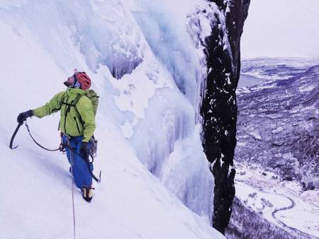 GODT NYTTÅR: Eivind Jacobsen halvveis på vei opp Henrikafossen (WI 4) 2. nyttårsdag. Foto: Christian Dramsdahl
