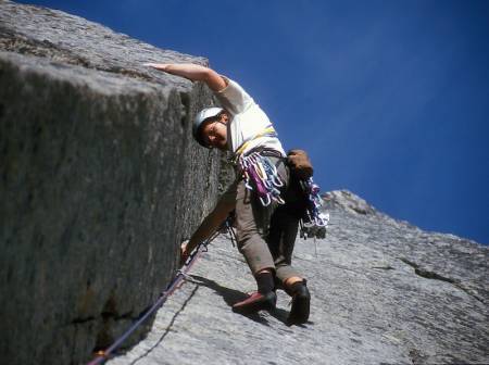 Arne Larsen leder på en av Vestpillarens vakreste lengder; leaning corner.