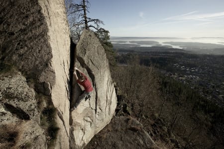 Utsikt: Einar Landmark går Lohengrin (6B+) på Gårdsplassen, Kolsås. Foto: Dag Hagen