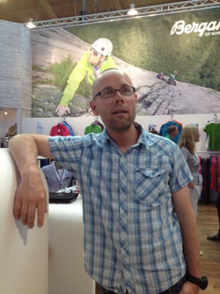 Tormod Granheim poserer foran kjempeplakaten med bilde av Tormod Granheim på Bergans-standen. Tormod vil forøvrig ikke ha skylde for at klatrebildet ble tatt i påfallende flatt terreng.
