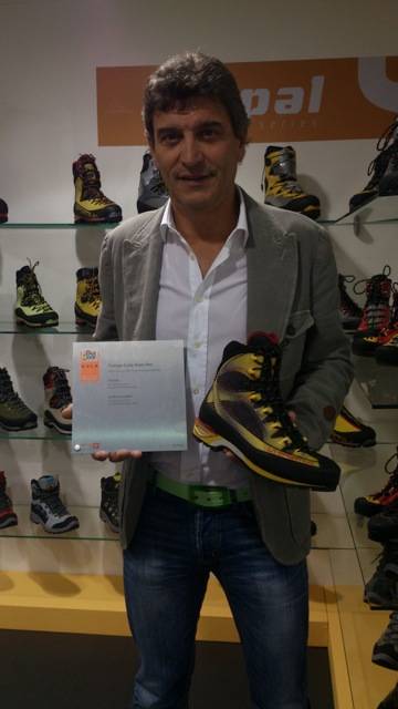 La Sportiva hentet en pris for klatre- og tinderangleskoen Trango Cube Gore-tex. Direktør Lorenzo Delladio viser stolt frem.