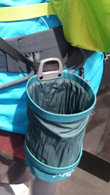 Kanadiske Arc´teryx mener de har løst problemet med kalk som lekker ut av posen. Dette er kalkposen i åpen posisjon. Når det er på tide å pakke sammen for dagen, vrir du mot venstre og låser med en knapp. I følge produsenten vil ikke så mye som et kalkfnugg slippe ut.