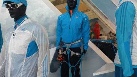 Fart er sikkerhet, og kanskje blir du ekstra rask med de tre Adidas-stripene på jakka?