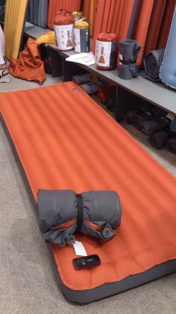 Exped har laget et ekstra tykt oppblåsbart liggeunderlag, med imponerende lite pakkevolum. Ikke anbefalt som crashpad til buldring, men sikkert bra mot søvnløse netter på campingen.