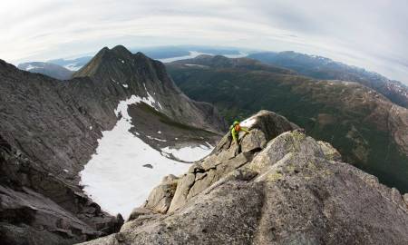 UTSIKT: Brendan Leonard på Kolkjerreryggen (4), en ryggtravers opp nordøstryggen på Akslo. Forest Woodward