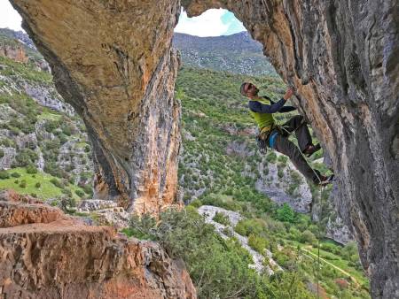 I STØTET: Geir Evensen på Txana (7b+) i Rodellar, Spania på en pausedag fra skrivingen. Foto: Lars Gilberg
