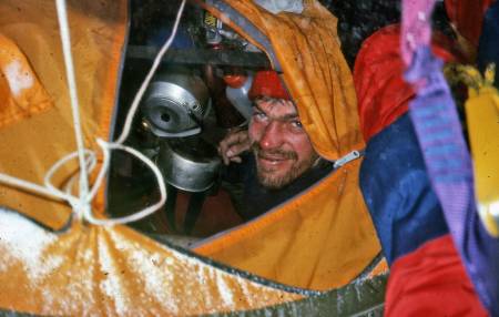 Latok: Øyvind Vadla kikker ut på uværet som gjorde at Den norske Latokekspedisjonen i 1986 måtte snu like før toppen. De tilbrakte 21 døgn på den ekstremt vanskelige og lange nordryggen. Foto: Latok-ekspedisjonen