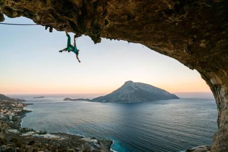 UTHOLDENHETSPRØVE: Stian Christophersen klatrer inn i solnedgangen på Dolonas (7b) på feltet Iliada. Foto: Chris Burkhard