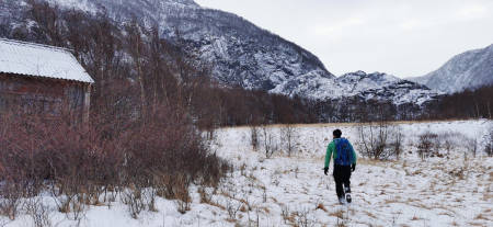 Kjetil passerer en fraflyttet gård omtrent halvveis på returen i Skjørafjorden.