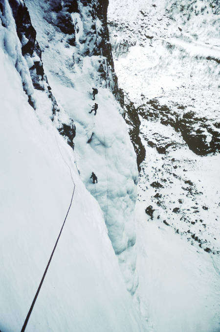 Fra førstebestigningen av Vettisfossen. Håkon Gammelsæter og Tomas Carlström ses nederst i bildet på en islinje ved siden av. Foto: Rob Taylor