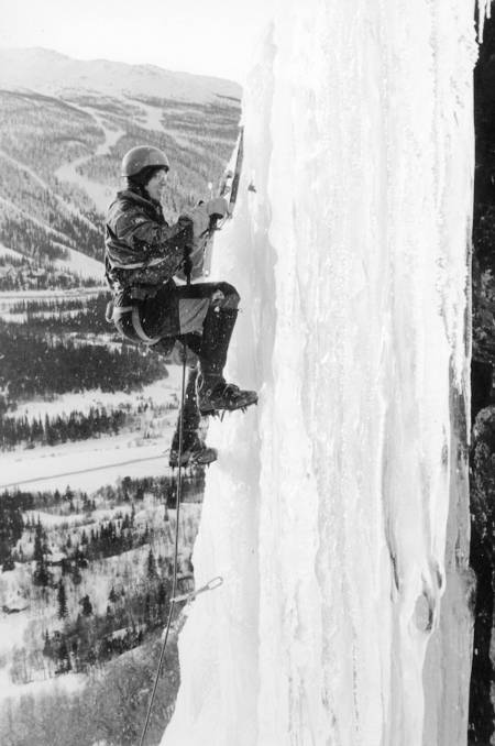 Tomas Carlström henger i pysekrok på Haugsfossen i 1980. Foto: Jon Gangdal