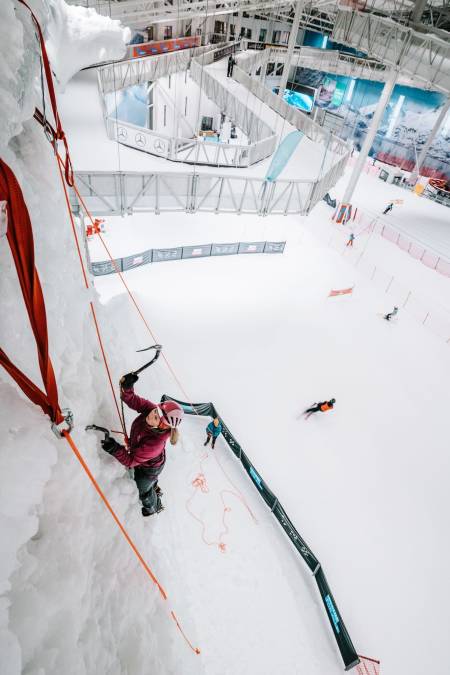 Artikkelforfatter topptauer og tester ut isen på SNØ. Foto: Anders Vestergård.