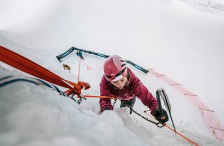 Artikkelforfatter topptauer og tester ut isen på SNØ. Foto: Anders Vestergård.