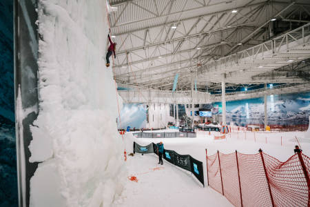 Isveggen er plassert sentralt i hallen. Foto: Anders Vestergård.