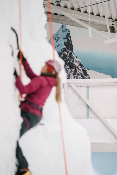 Omgivelsene og bildene på veggen gjør at du får litt fjellfølelsen. Foto: Anders Vestergård.
