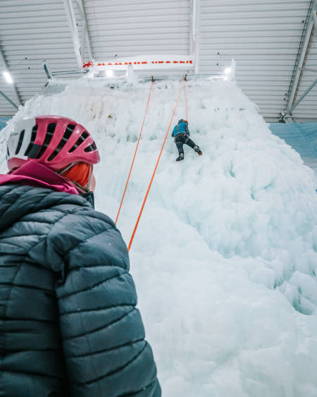 Veggansvarlig Hans Petter Håkonsen tester ut isen. Foto: Anders Vestergård.