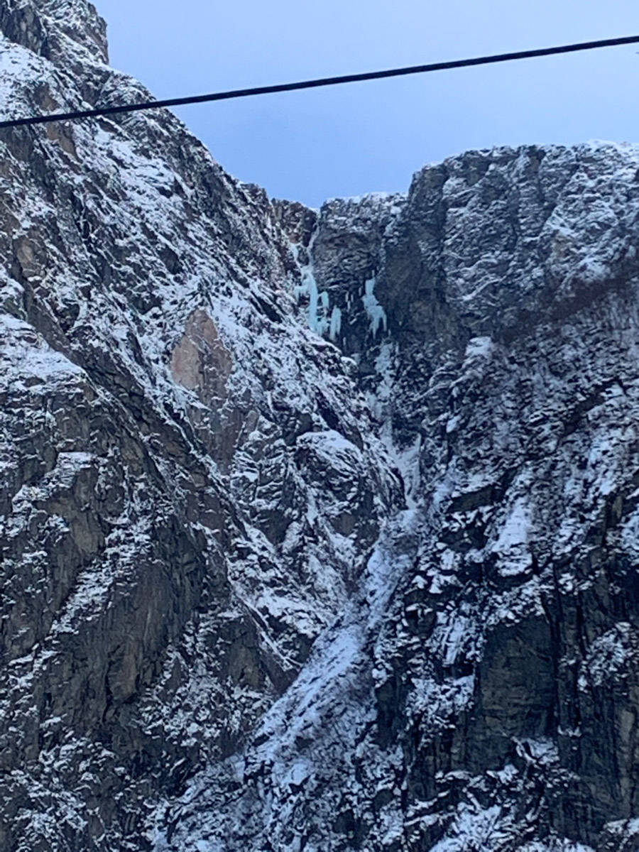 Gjølagapet, med Gjølapillaren WI6, 350m. Holy lord for ei linje!