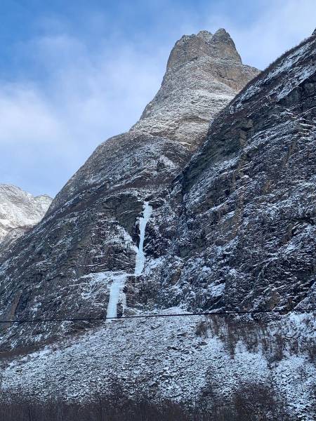 Jokha-isen WI5. Hårstadnebba er den lille knausen bak. Foto Emil Bråten