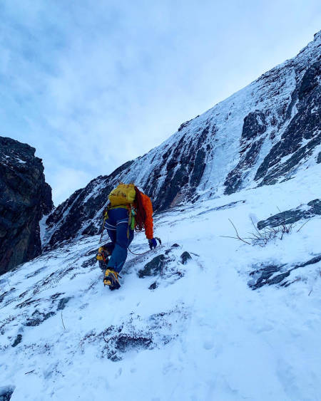 Nelson Pelson på tur opp til Åpenbaringen WI4 250m i katedralveggen. Foto Emil Bråten