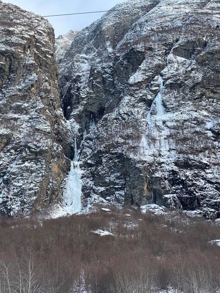 Nilsbekken WI4+, med søyla WI6. Huleisen WI4+ til høyre. Foto Emil Bråten