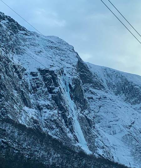 Selveste Tågbekken WI5. 850 meter isklatring. Foto Emil Bråten