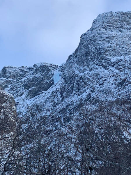 Toppveggen på Dalanebbabekken WI4+, 750 meter.