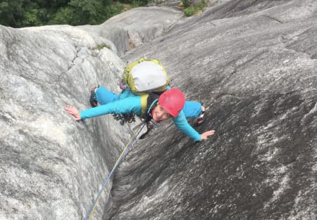 Klassiker: Karoline Lund Hagen på andre taulengde på Ingrid Espelid (5+, 3 tl) på Hornaksla i Romsdalen. Foto: Dag Hagen