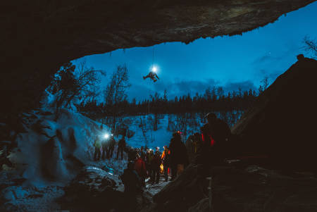 Tor Lyngmo tok alle med til grotta like ved Fjellkysten Gjestehus. Foto: Mathis Dumas