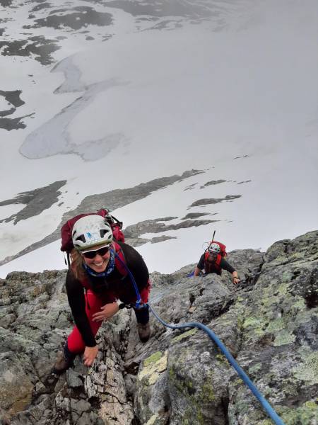 Nina og Trond på vei opp Pionerruta. Foto: Lisa Kvålshaugen Bjærum