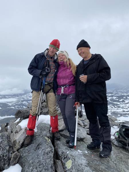 Ralph Høibakk, Lisa Kvålshaugen Bjærum og Anders Opdal på Falketind. Foto: Nina Johannesen