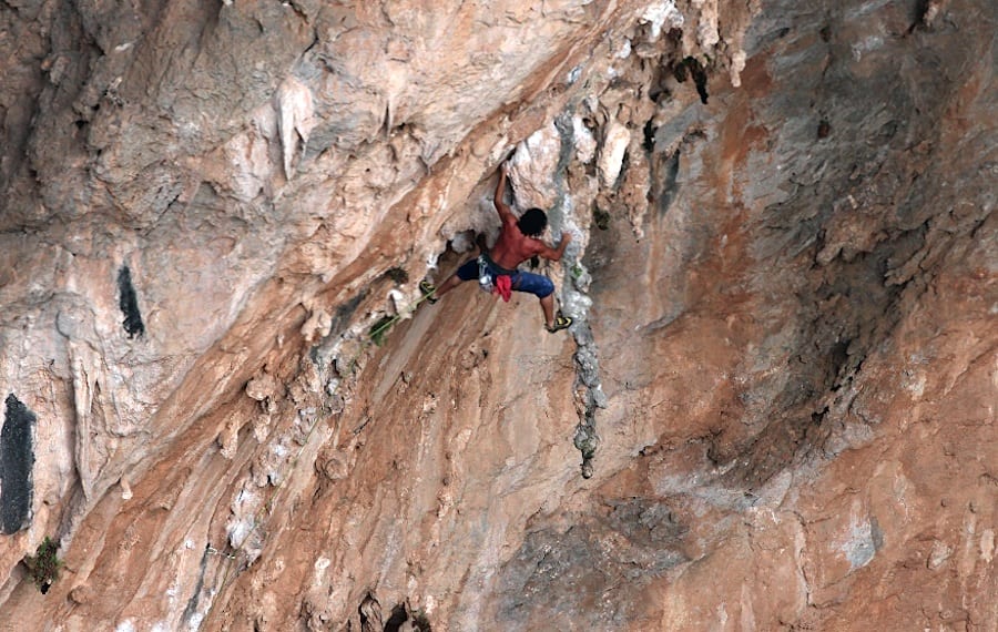 VELTRENT: Er målet ditt å gå en slik rute bør du legge deg i hardtrening og unngå stagnasjon. Henning Wang klatrer den 70 meter lange Morgan Adam est une andalouse (8b) på Kalymnos. Foto: Dag Hagen