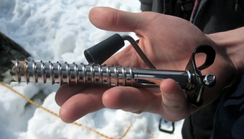 Bilde fra http://commons.wikimedia.org/wiki/File:Ice_screw.jpg