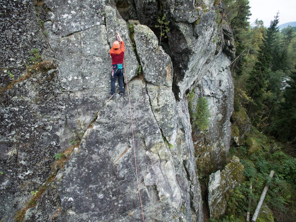 SNU I TIDE: Det finnes ingen mal for hvordan det ser ut på toppen av en klatrerute. Likevel er det ditt eget ansvar å finne en trygg løsning. Det krever litt kunnskap. Foto: Christian Nerdrum