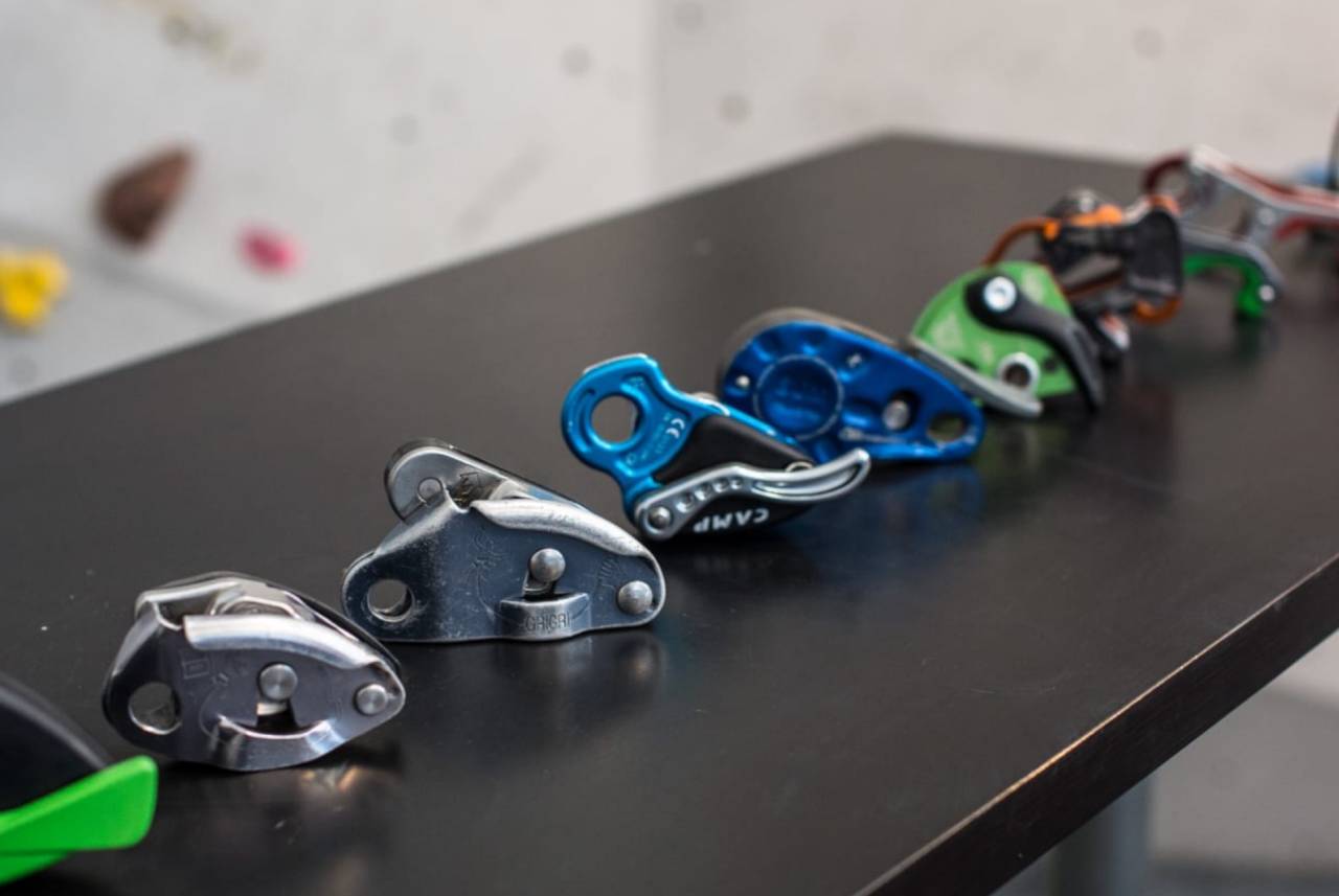 Hvilken taubrems skal man velge? Her er fra venstre Grigri 2, Grigri, Camp Matic, Faders Sum, Trango Cinch, CT Click Up og Mammut Smart. Foto: Christian Nerdrum