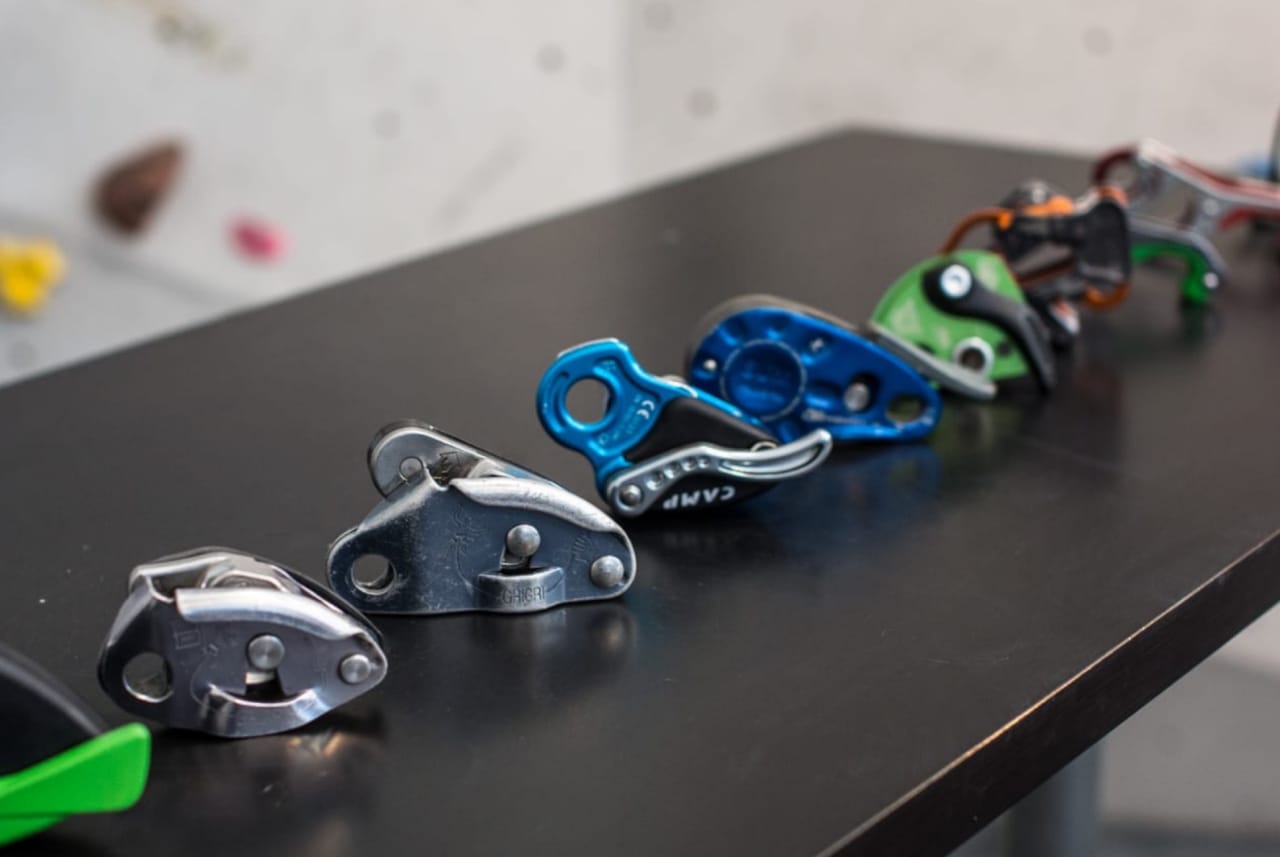 Hvilken taubrems skal man velge? Her er fra venstre Grigri 2, Grigri, Camp Matic, Faders Sum, Trango Cinch, CT Click Up og Mammut Smart. Foto: Christian Nerdrum