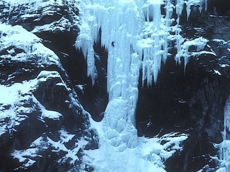 To isklatrere på Døntefossen i Romsdalen. Foto: Dag Hagen
