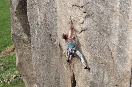 Karoline Lund Hagen bruker La Sportiva Miura Lady på Masken (7/7+) på Galgeberget i Bohuslän. Foto: Dag Hagen