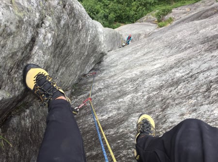 Hvordan velge klatresko? Om du er nybegynner så velg først og fremst behagelige sko. Her er La Sportiva Katana lace i aksjon. På tross av at den har lisser vant den prisen for mest behagelige sko for viderekomne i en test i Klatring. Her er de på Ingrid Espelid (5+, 3 tl) i Romsdalen. Foto: Dag Hagen