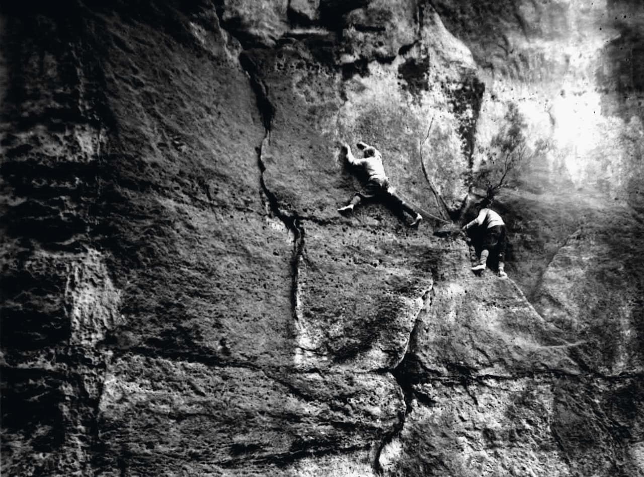 1917: Erland Kempf med klatrepartner på andrebestigningen av Kreuzturm Nordwand (VIIb), Affensteine. Foto: Hahn (arkiv Arnold)