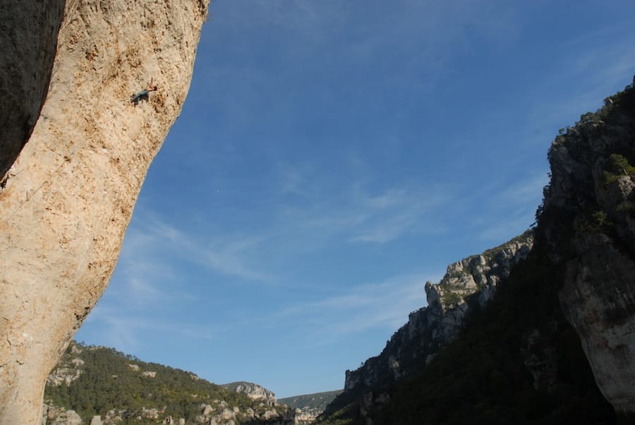 En franskmann prøver seg på Les ailes du desir (8a), som Erik Assum hadde sin nydelige onsightopplevelse på. I profil ser vi pillaren hvor superklassikeren Tennessee (8b) går, Foto: Dag Hagen