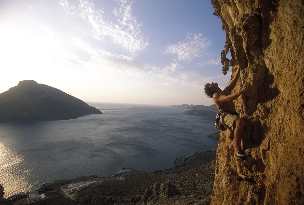 Kalymnos har fått seg enda en guidebok, fra Rockfax. Det har skapt rutekluss på flere klatrefelter, der det hevdes at lokale klatrere har byttet navn på rutene, slik at Rockfaxs guide inneholder feil. Her er Einar Landmark på 7a på feltet Spartacus. Foto: Dag Hagen