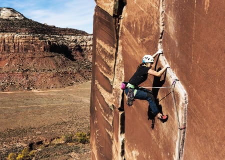 RISSET I STEIN: Sofie Døving Agdestein forserer den ene av to traverser på klassikeren Way Rambo (5.12) på Way Rambo Wall. Foto: Kristian Sletten Hanisch