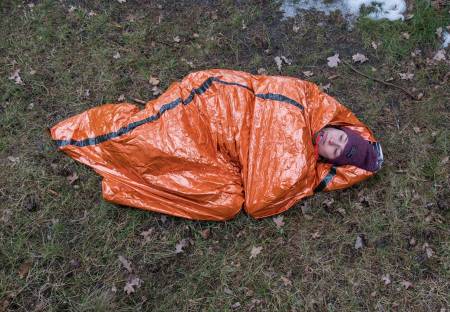 Med en slik sekk holder den forulykkede seg langt varmere enn uten. Foto: Marius Baade