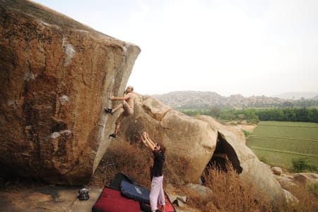 HARD LANDING: På Double arete (7B) i Hampi kunne det gått fryktelig galt da jeg under utprøving av beta uventet falt i en ny retning, bort fra både spottere og pader. Heldigvis klarte en årvåken tilskuer å dytte meg inn på padene før jeg traff bakken. Foto: Eirin Breie