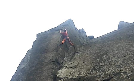 Michele Caminati rett før han faller på Elder Statesman (HXS 7a, dvs ca grad 9 norsk) på feltet Curbar Edge i Peak District. Foto: Skjermdump fra filmen