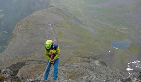 Å snu kan ofte kjennes som en tung beslutning. Men det er bedre å snu en hel del ganger for mye, enn å snu en gang for lite. Her rappell ned fra Romsdalshorn.
