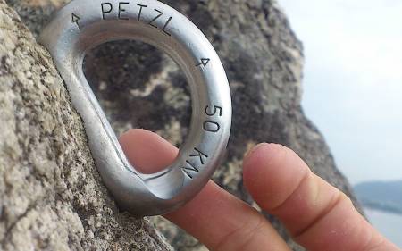 Slitasje: Alle bør bruke sitt eget utstyr koblet til ankeret ved topptauing. Om ikke medfører det unødvendig slitasje på det faste ankeret. Foto: Odd Magne Øgreid