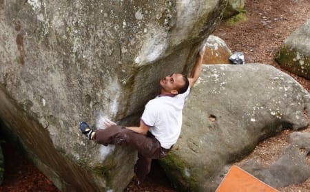 Highball: På Lady big Claque (7A+) i Fontainebleau trenger man både god spotting og solid padding. Begge deler er vel her så som så, når Jan-Fredrik Prytz bryter seg opp eggen. Foto: Dag Hagen