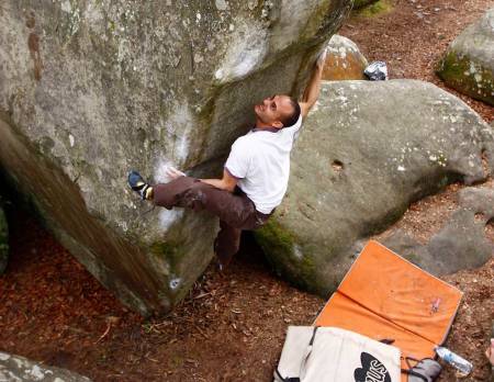 HIGHBALL: På Lady big Claque (7A+) i Fontainebleau trenger man både god spotting og solid padding. Begge deler er vel her så som så, når Jan-Fredrik Prytz bryter seg opp eggen. Foto: Dag Hagen